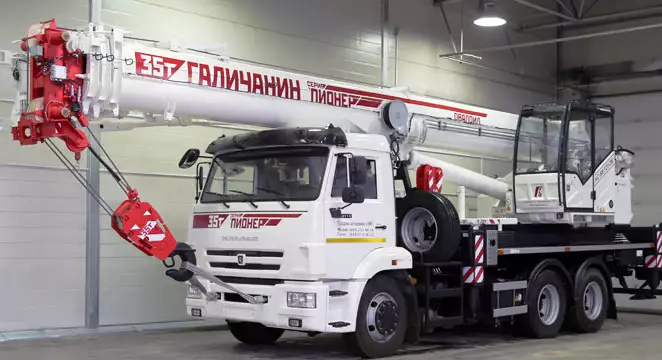 35-тонный кран на шасси КАМАЗ: зачем ему убрали одну ось