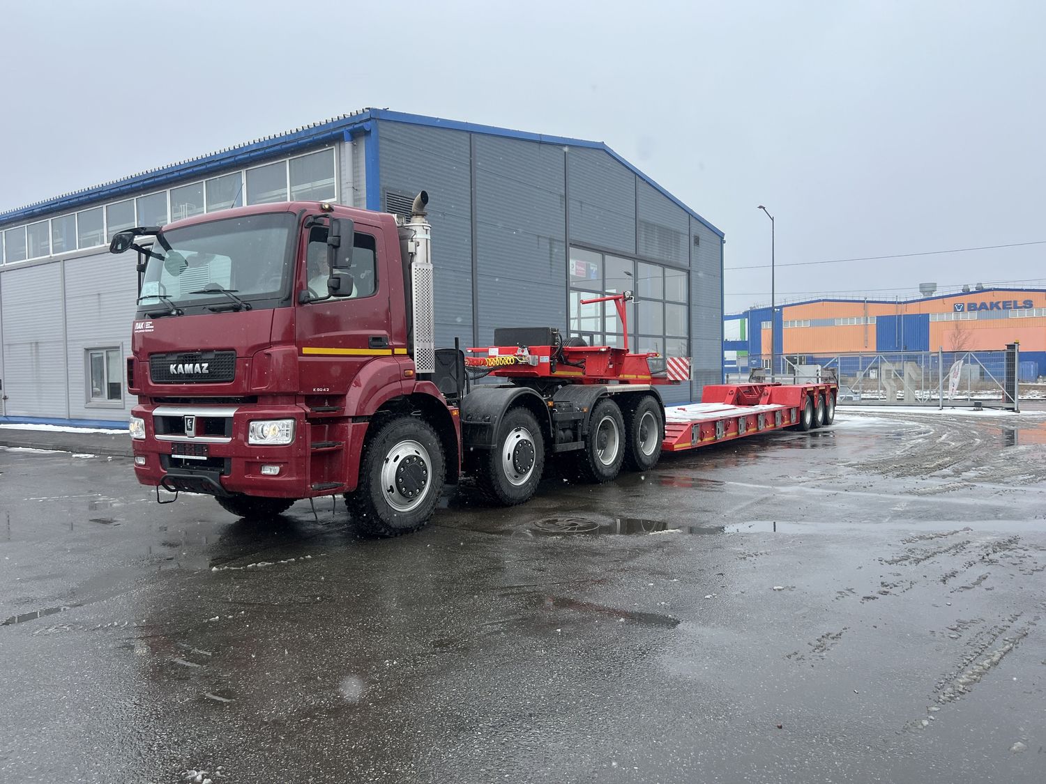 Полуприцеп-тяжеловоз в сцепке с КАМАЗ 65801