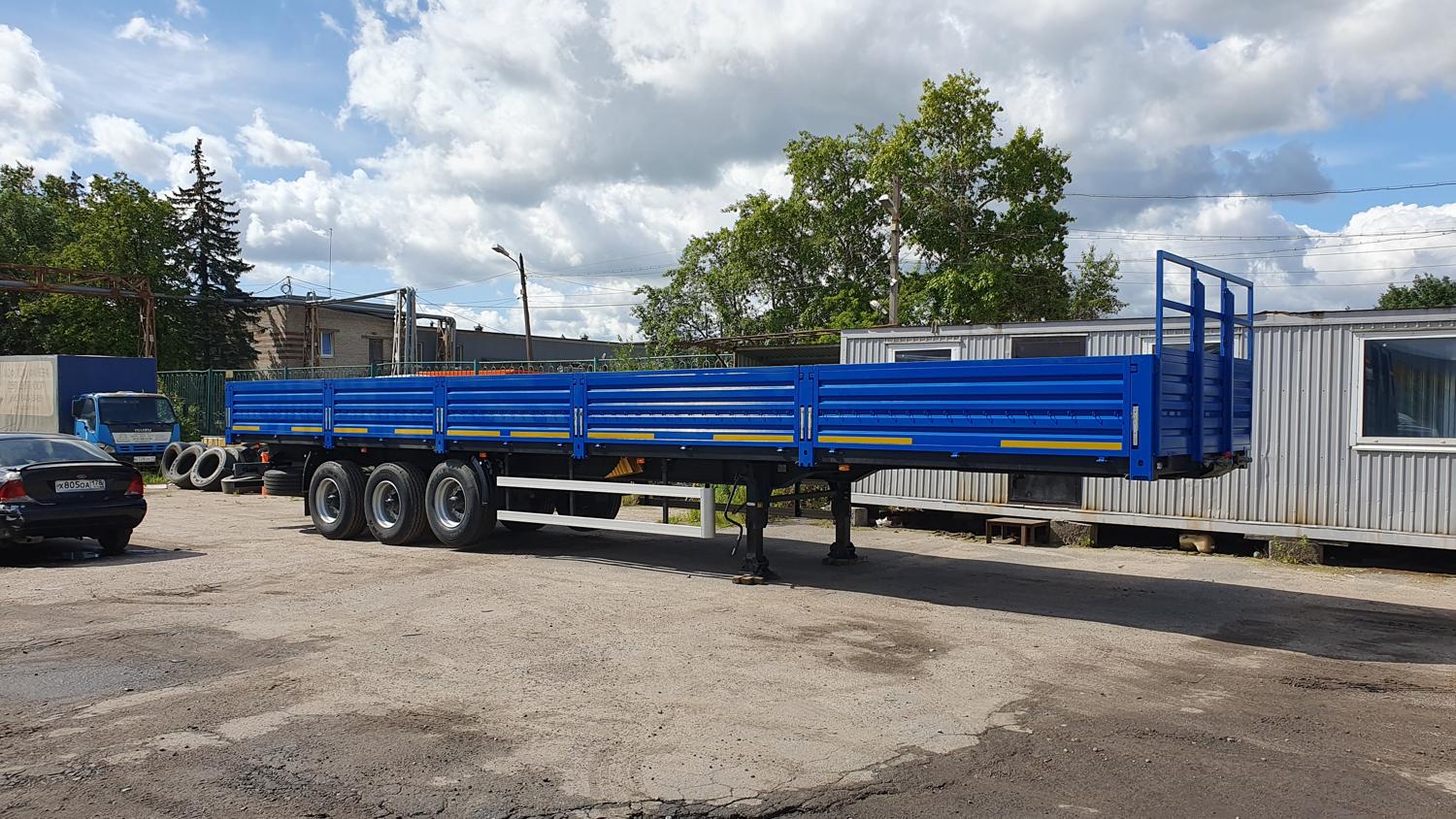Бортовой полуприцеп ТЗА 588513-0810230-07 - это решение, которое пришло на смену легендарному НЕФАЗ-93341