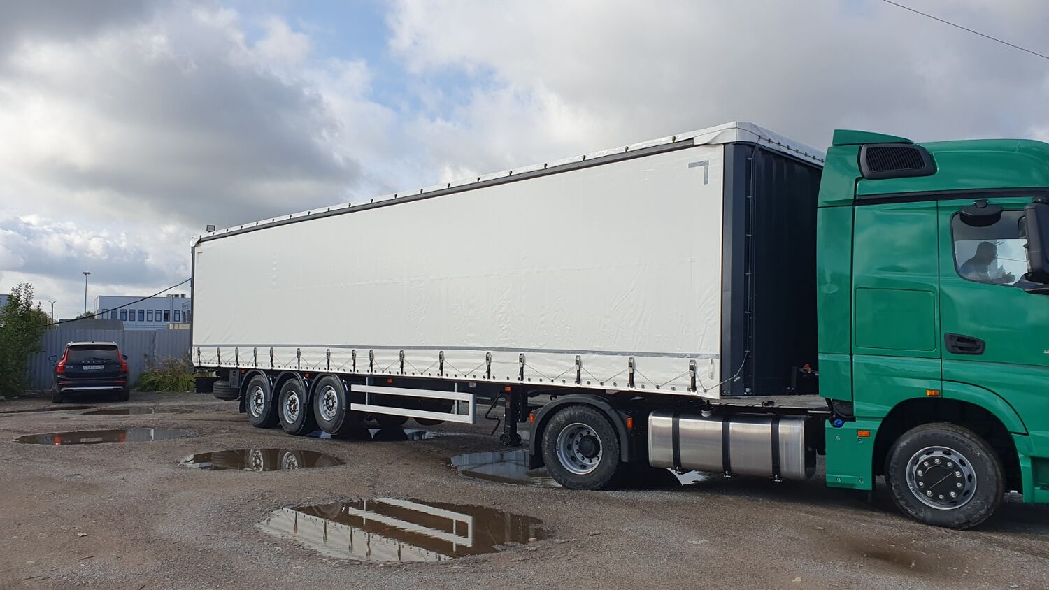 Шторный полуприцеп UAT-SCFG-9226.01 — это современная платформа для междугородних и международных грузоперевозок