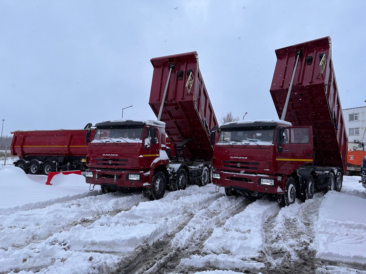 Уборка города самосвалами КАМАЗ. Надёжная зима вместе с ООО «ПарнасАвтоКомплекс»