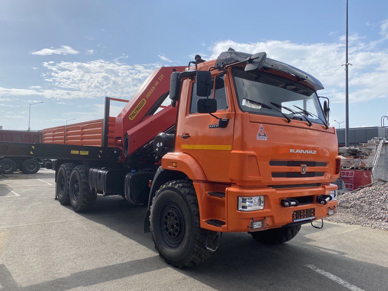 Бортовой КАМАЗ 43118-73094-50 с КМУ ИМ-320