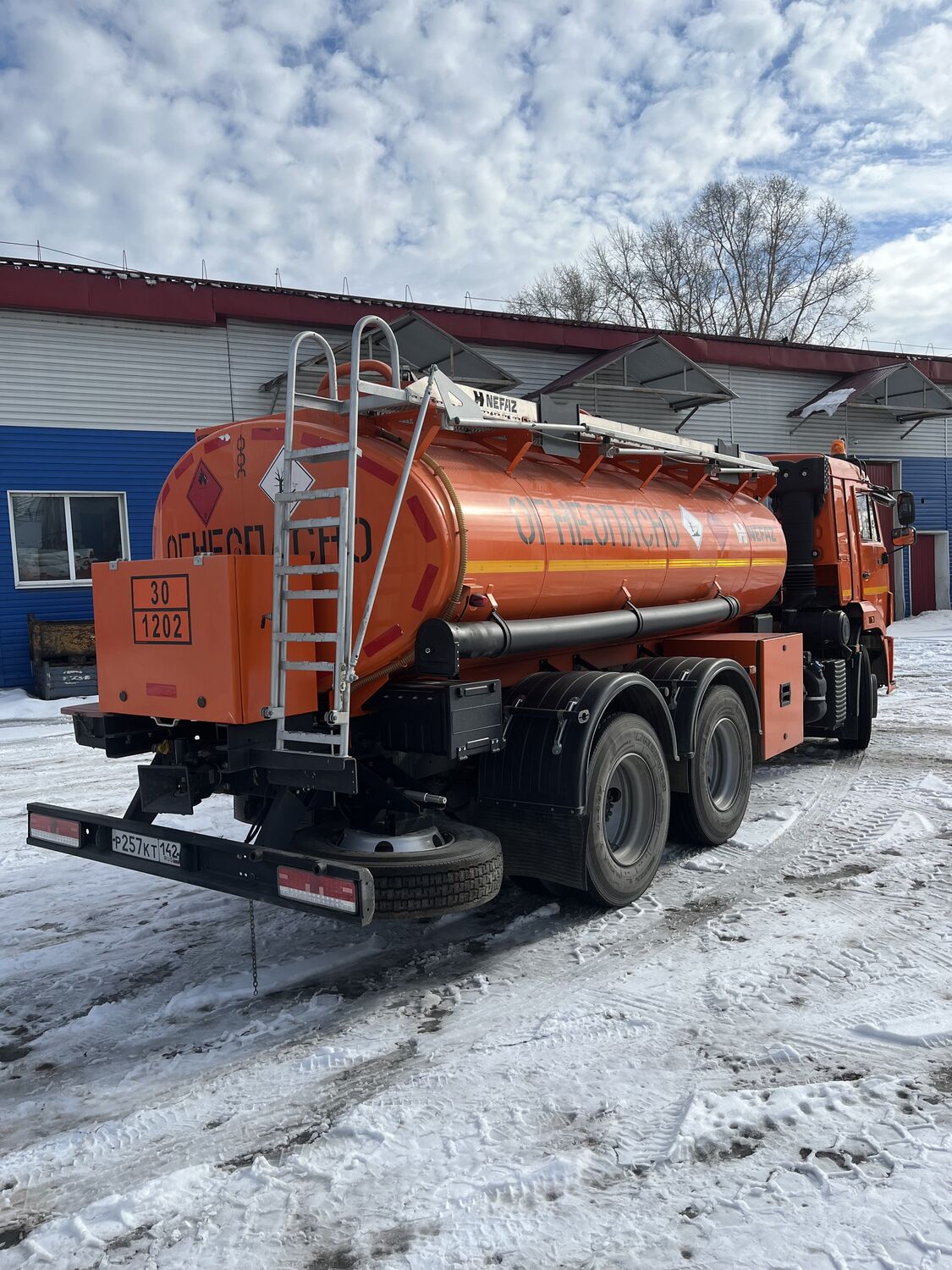 автотопливозаправщик НЕФАЗ 10,45 куб. м на шасси КАМАЗ