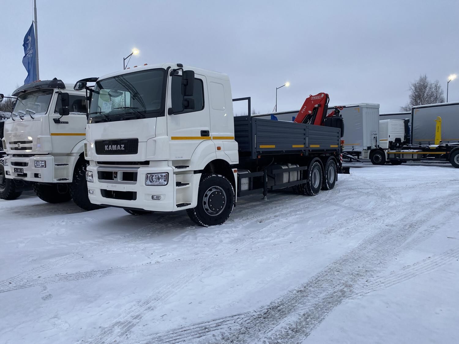 Бортовой КАМАЗ 65207-1002-87 с КМУ Fassi 245A.0.24