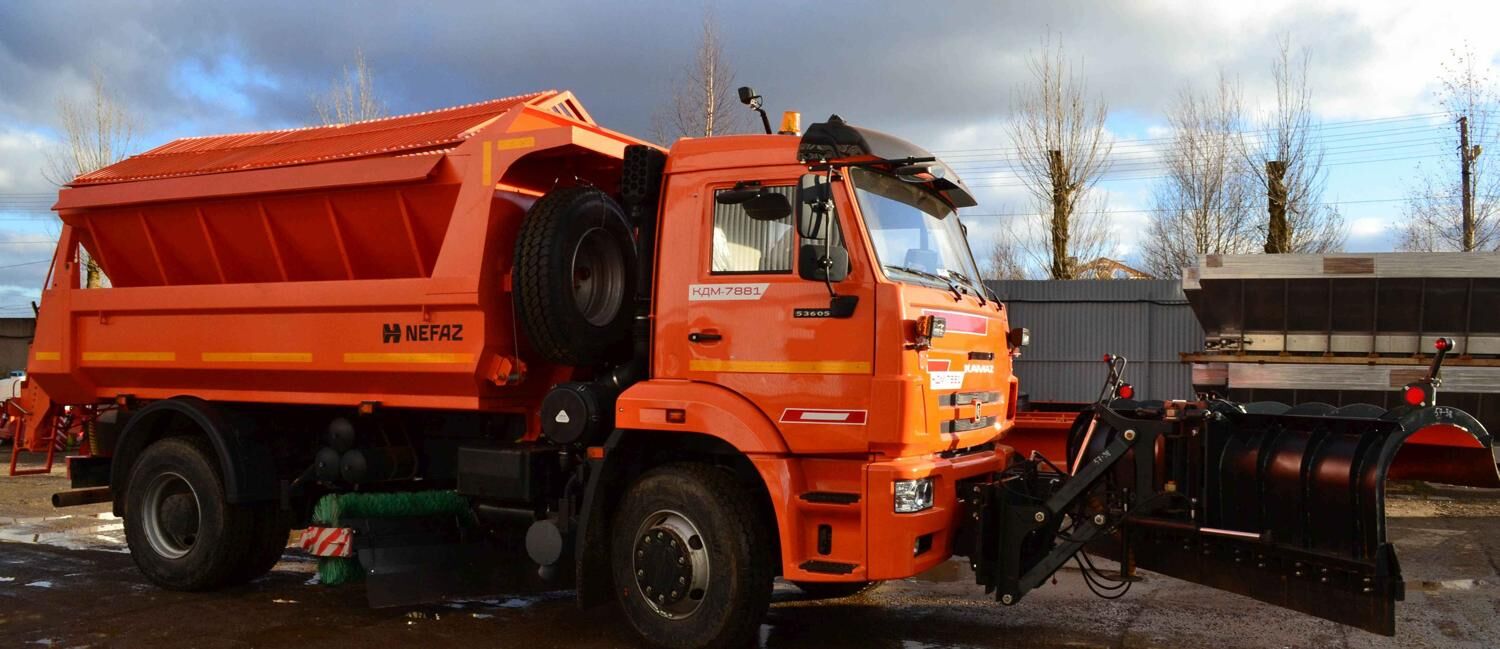 КДМ-7881050 на с.53605 (ПС сталь 09Г2С,V=6 м3, Передний отвал, Средняя щетка)