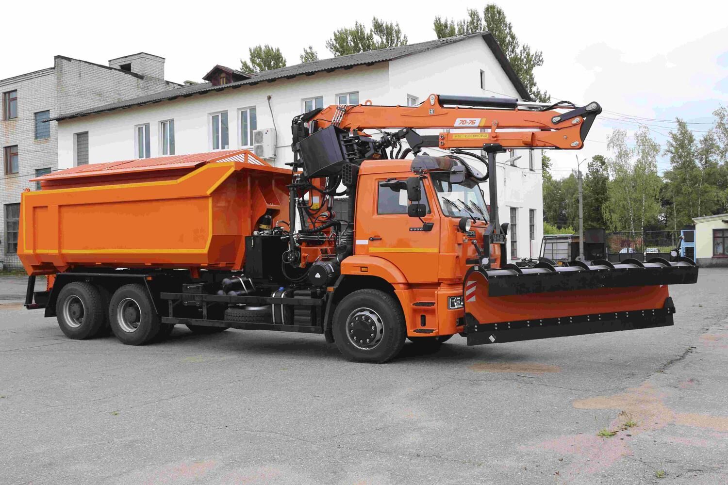 КДМ-650-07-01 на ш.6520-53 (ГМУ, Самосвальный кузов, ПС сталь 09Г2С, V=10,5 м3, Передний отвал)