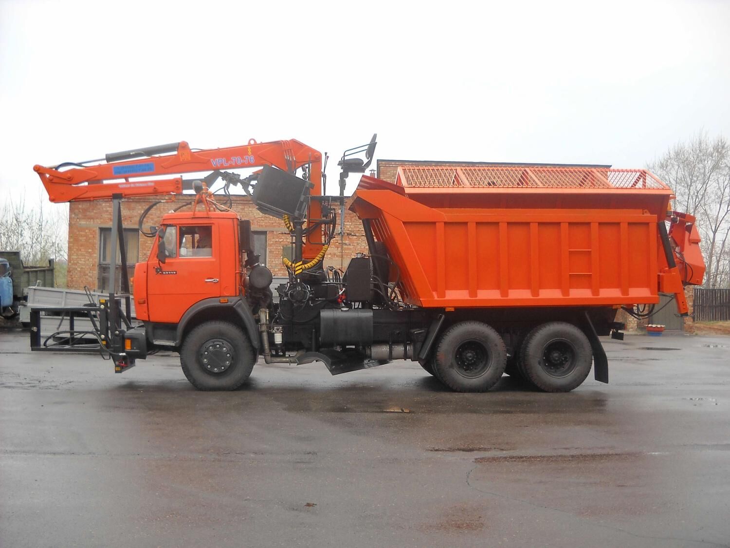 КДМ-650-05 на ш.65115-50 (ГМУ, Самосв.кузов, ПС сталь 09Г2С, V=8 м3, Передний отвал, Средний нож)