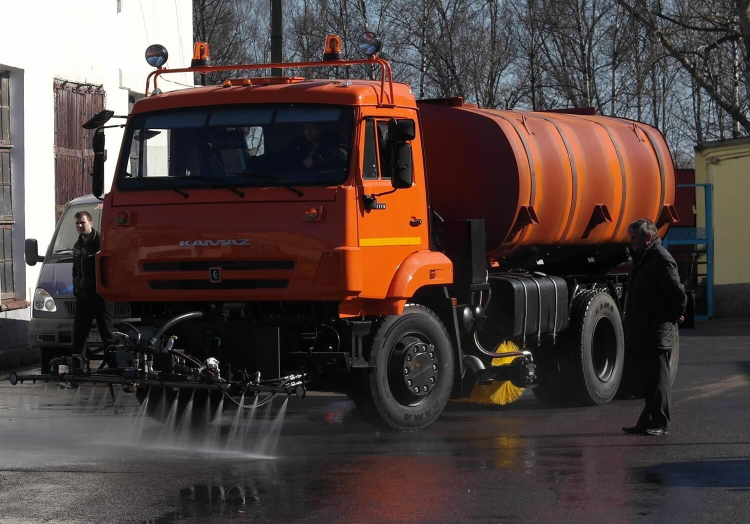КДМ-650-08 на ш.65115-48 (ПМ сталь 09Г2С, V=12 м3, Передняя высоконапорная рейка, Средняя щетка)