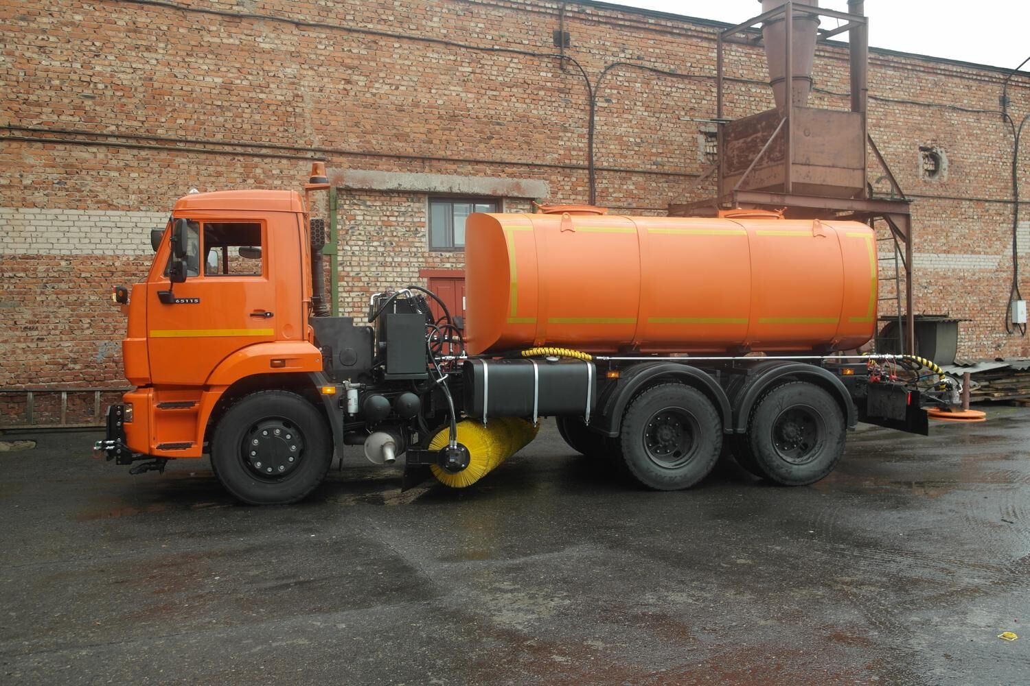 КДМ-650-08 на ш.65115-50 (Цистерна для рассола, сталь 09Г2С, V=12 м3, Диски, Сопла, Средняя щетка)