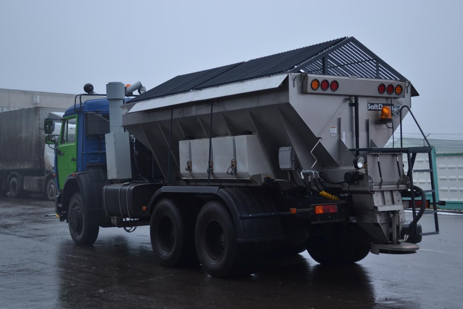 КДМ-7881022 на ш.65115-50 (ПС нерж, V=10,5 м3, Баки для увлажнения)