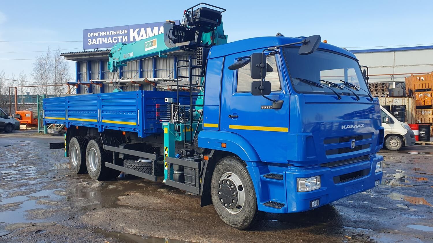 Бортовой КАМАЗ 65117-3010-48 с КМУ HKTC 7016