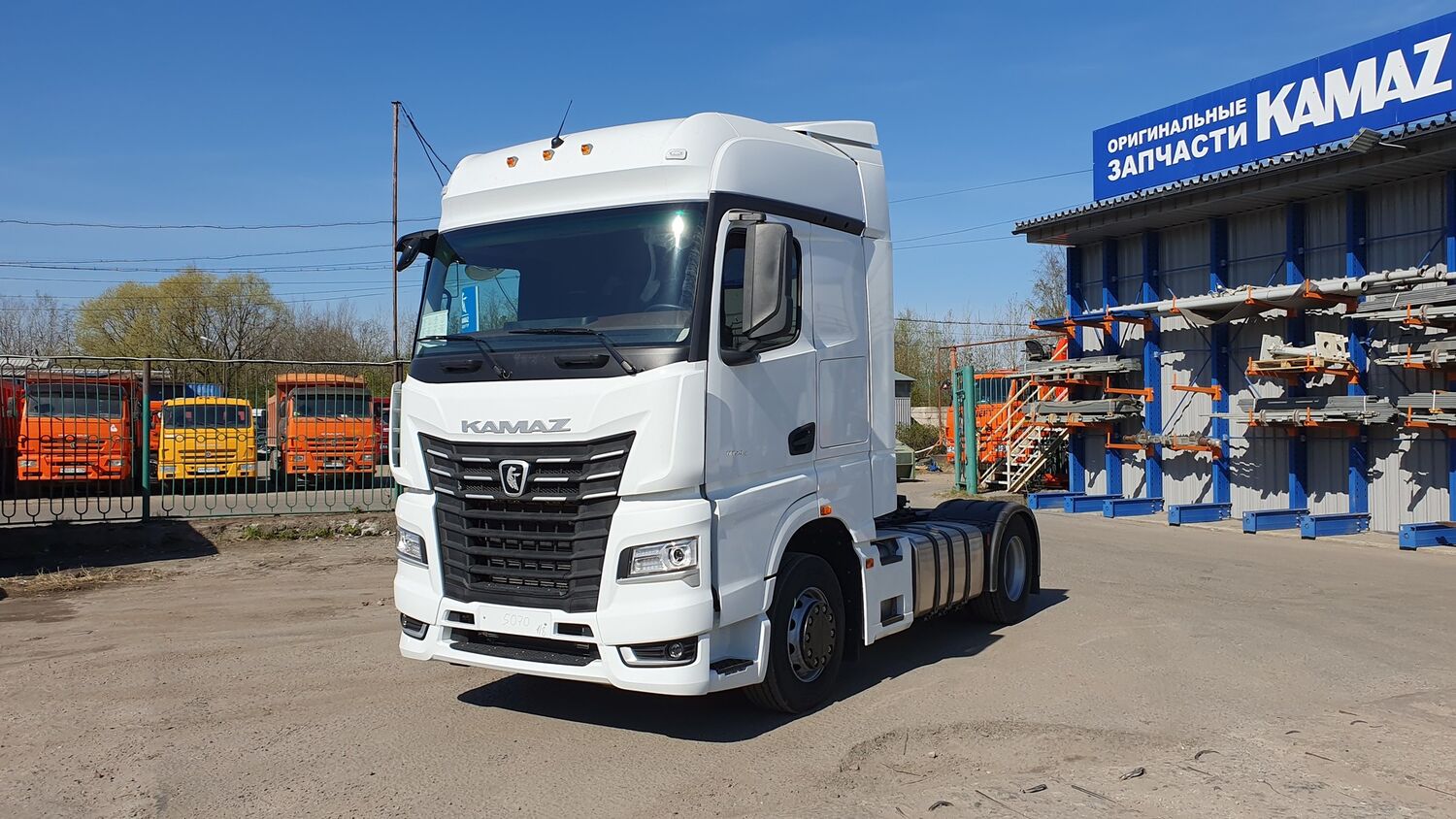 седельный тягач KAMAZ 54901-70022-CА (М1946) для буксировки полуприцепов для опасных грузов